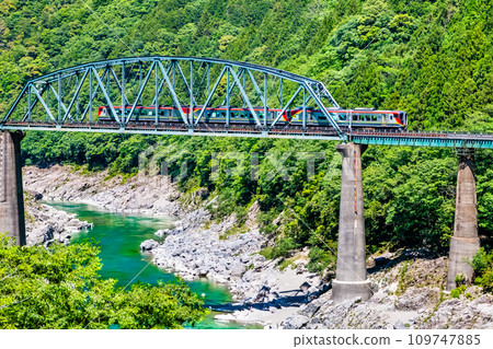 島贊線特急南法澤在大步危跨越吉野川第二大橋（大步危～小步危） 109747885