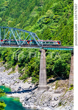 Dosan Line Limited Express Nanfaze crossing the Second Yoshinogawa Bridge at Oboke (Oboke - Koboke) 109747887