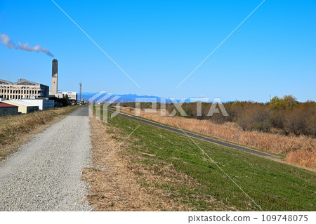 從川越市入間川河岸眺望川越東衛生所附近的風景 109748075