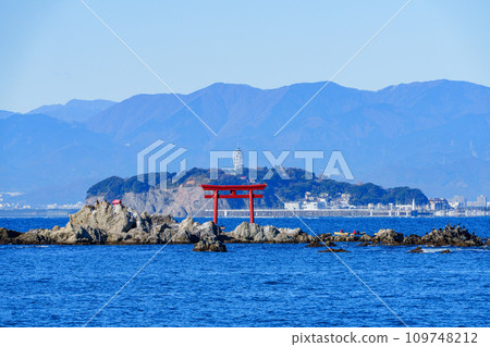 Enoshima and the torii gate on the sea Enoshima and the torii gate on the sea 109748212