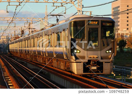 [JR West Japan] Evening 225 series "Kansai Airport/Kishuji Rapid" (Hanwa Line: Asaka Station) 109748259