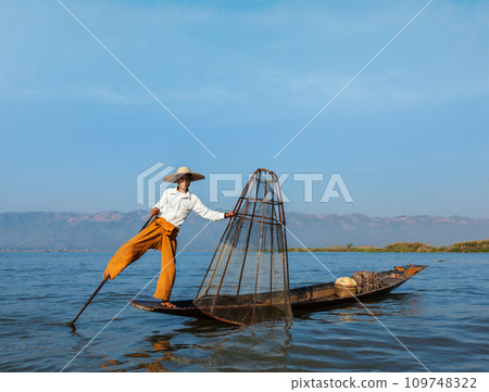 Traditional Burmese fisherman at Inle lake 109748322