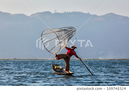 Traditional Burmese fisherman at Inle lake 109748324