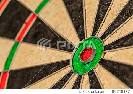 Dart in bull's eye close up Dart in bull's eye close up 109748377