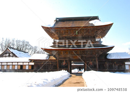 Zuiryu-ji Temple's Sanmon Gate (Shouei-kaku) seen from the outside (35 Sekihon-cho, Takaoka City, Toyama Prefecture) Zuiryu-ji Temple's Sanmon Gate (Shouei-kaku) seen from the outside (35 Sekihon-cho, Takaoka City, Toyama Prefecture) 109748538