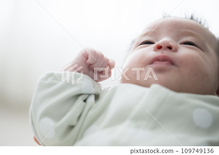 一個穿著嬰兒衣服的嬰兒仰面睡覺的特寫照片 109749136