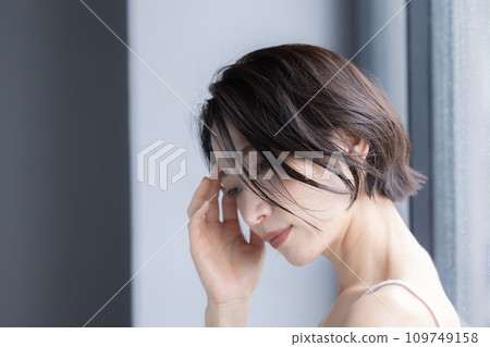 亞洲(日本)女性的美麗形象:低下頭,表情倦怠,思考憂鬱和頭痛 亞洲(日本)女性的美麗形象:低下頭,表情倦怠,思考憂鬱和頭痛 109749158