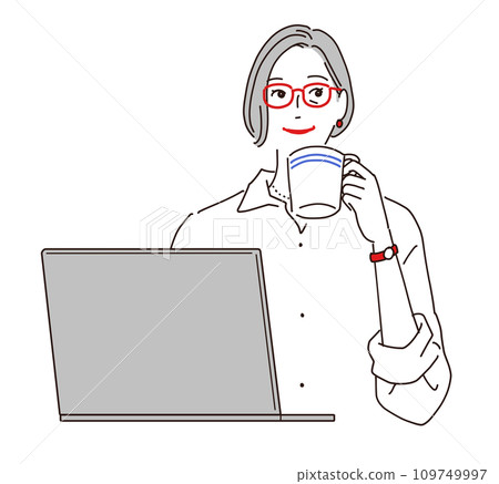 一位時尚的高級女性一邊喝咖啡一邊使用電腦 109749997