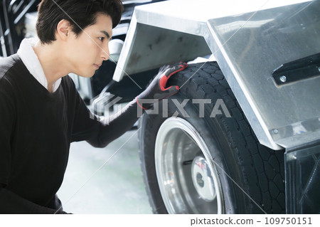 A man working in a factory. A profile image of an automobile mechanic (mechanic) manufacturing industry who maintains cars, trucks, tires, etc. A man working in a factory. A profile image of an automobile mechanic (mechanic) manufacturing industry who maintains cars, trucks, tires, etc. 109750151