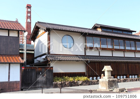 廣島縣東廣島市西條清酒釀酒廠、白牆及紅磚煙囪 109751806