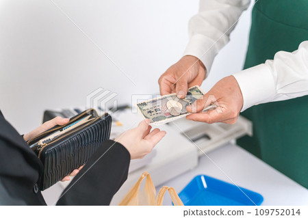 便利商店/超市店員,在收銀台支付現金、帳目和支付帳單 便利商店/超市店員,在收銀台支付現金、帳目和支付帳單 109752014