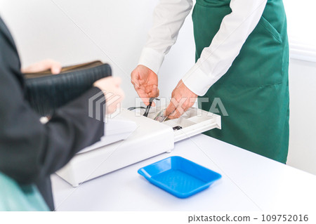 便利商店/超市店員，在收銀台支付現金、帳目和支付帳單 109752016