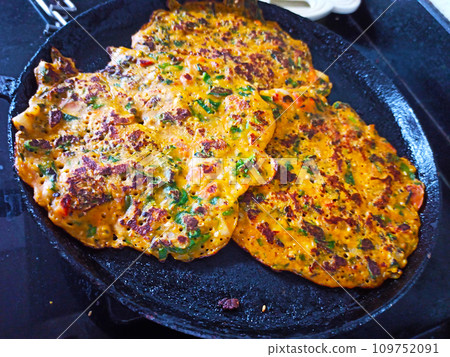 golden pancakes 109752091