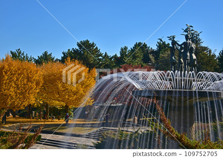 Autumn landscape with fountain and yellow leaves 109752705