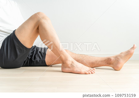 男性多餘毛髮、除毛和剃毛的圖像（脫毛和未除毛的腿） 109753159