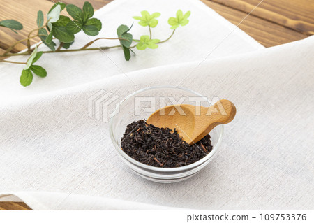 玻璃容器內的茶葉 109753376