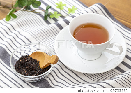 紅茶和茶葉倒入杯中 109753381