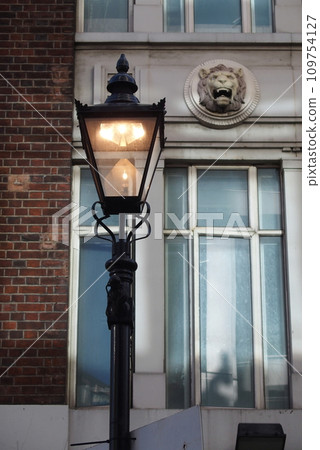 Stylish street lamp on a street corner in London 109754127