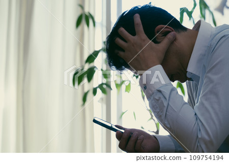 一名中年男子看到自己的智慧型手機時感到震驚 109754194