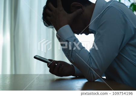 一名中年男子看到自己的智慧型手機時感到震驚 109754196