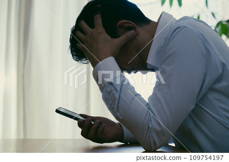 一名中年男子看到自己的智慧型手機時感到震驚 109754197