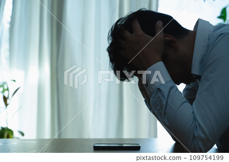 一名中年男子看到自己的智慧型手機時感到震驚 一名中年男子看到自己的智慧型手機時感到震驚 109754199