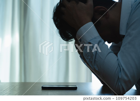 一名中年男子看到自己的智慧型手機時感到震驚 109754203