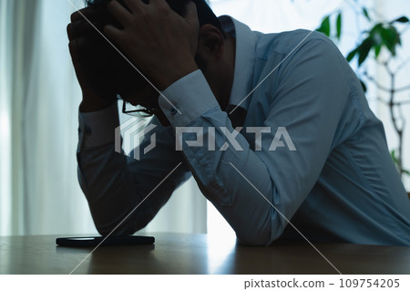 一名中年男子看到自己的智慧型手機時感到震驚 一名中年男子看到自己的智慧型手機時感到震驚 109754205