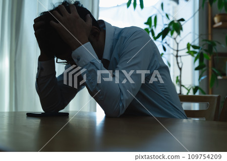 一名中年男子看到自己的智慧型手機時感到震驚 一名中年男子看到自己的智慧型手機時感到震驚 109754209