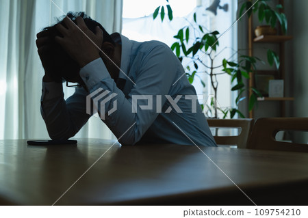 一名中年男子看到自己的智慧型手機時感到震驚 一名中年男子看到自己的智慧型手機時感到震驚 109754210