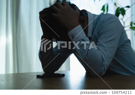 一名中年男子看到自己的智慧型手機時感到震驚 一名中年男子看到自己的智慧型手機時感到震驚 109754211