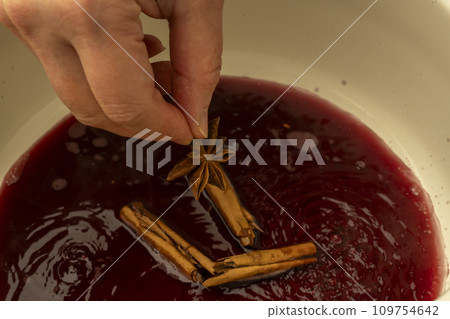 Mulled wine red wine vinchot pot cooking scene Mulled wine red wine vinchot pot cooking scene 109754642