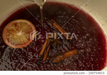 Mulled wine red wine vinchot pot cooking scene 109754653