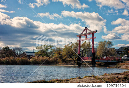 滋賀縣大津市琵琶湖畔日吉大社的七座柳鳥居 滋賀縣大津市琵琶湖畔日吉大社的七座柳鳥居 109754804