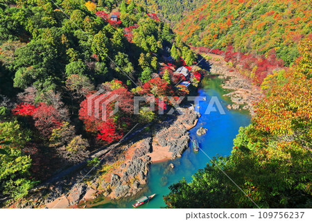 【京都府】晴空秋葉的保津川遊船（嵐山、桂川、蘭京） 109756237