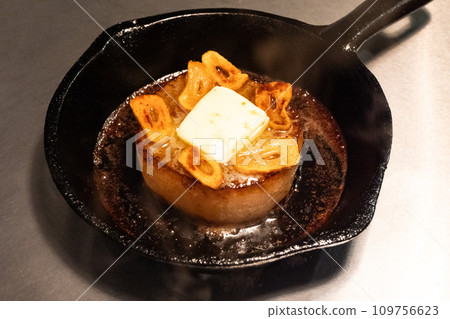 蘿蔔牛排在煎鍋裡烤 109756623