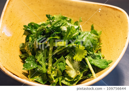 Coriander and garland chrysanthemum salad 109756644