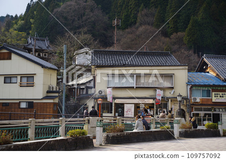 2023 年 1 月，兵庫縣三方郡新溫泉鎮湯村溫泉荒湯周圍的風景 109757092