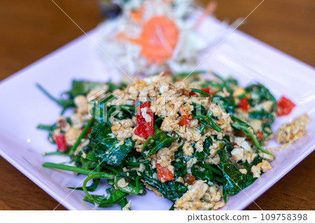 Fried gurmar leaf with egg 109758398