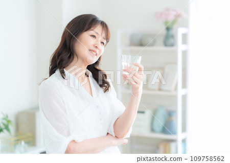 中年婦女在客廳喝水 109758562