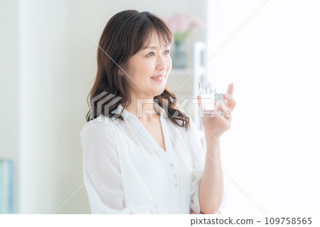 中年婦女在客廳喝水 109758565