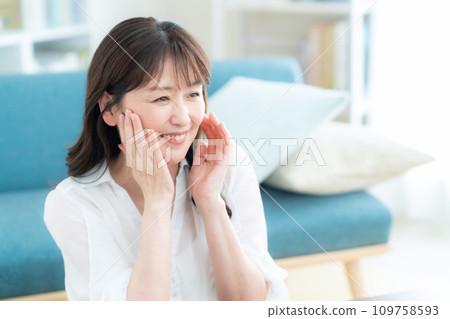 在客廳做護膚的中年婦女 109758593