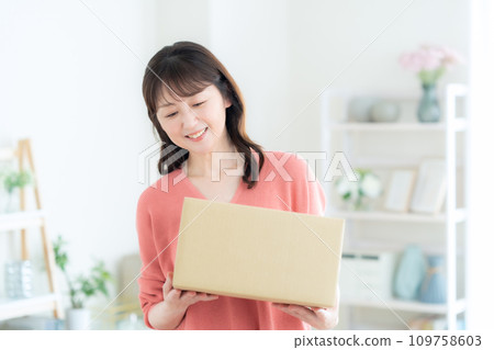 中年婦女在家領取行李 109758603