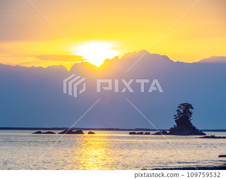 Sunrise on the Amaharashi coast (background is the Tateyama mountain range) Sunrise on the Amaharashi coast (background is the Tateyama mountain range) 109759532