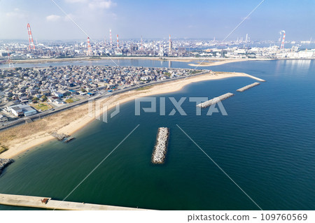 無人機從五十津海岸鳥瞰四日市工業園區 109760569