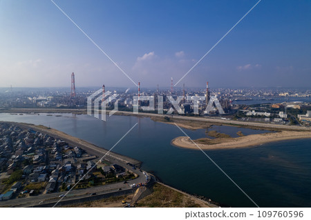 無人機從五十津海岸鳥瞰四日市工業園區 109760596