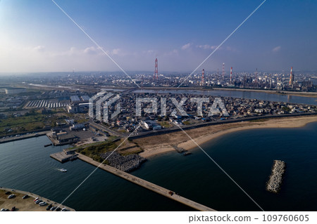 Aerial view of Yokkaichi Industrial Complex from the Isozu coast by drone Aerial view of Yokkaichi Industrial Complex from the Isozu coast by drone 109760605