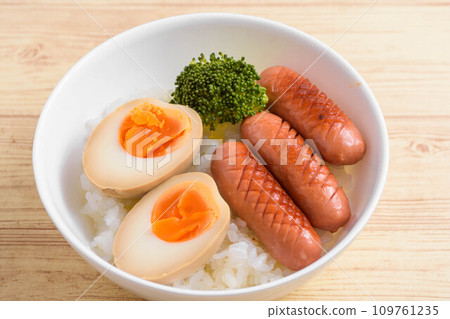 水煮蛋和香腸碗 水煮蛋和香腸碗 109761235