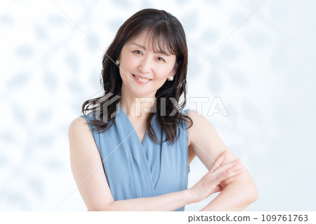 一位中年婦女在白色背景下做皮膚護理 109761763