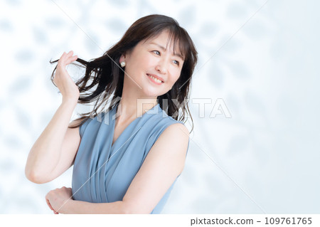 一位中年婦女在白色背景下做皮膚護理 109761765
